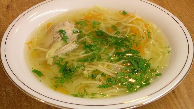 Soupe au poulet avec des nouilles pour la gastrite