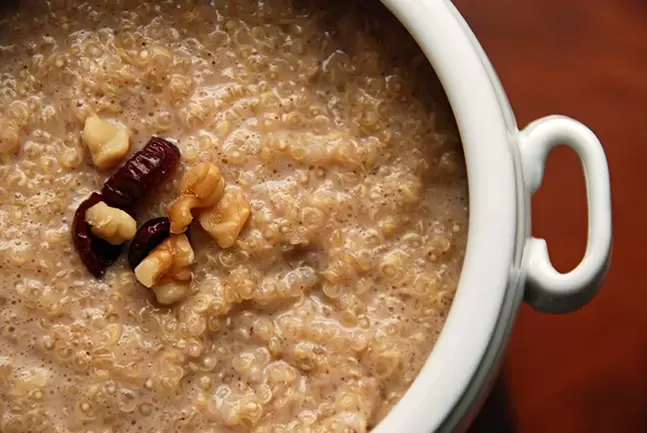 Si vous suivez la journée céréalière du « régime 6 pétales », vous êtes autorisé à ajouter quelques noix au porridge. 